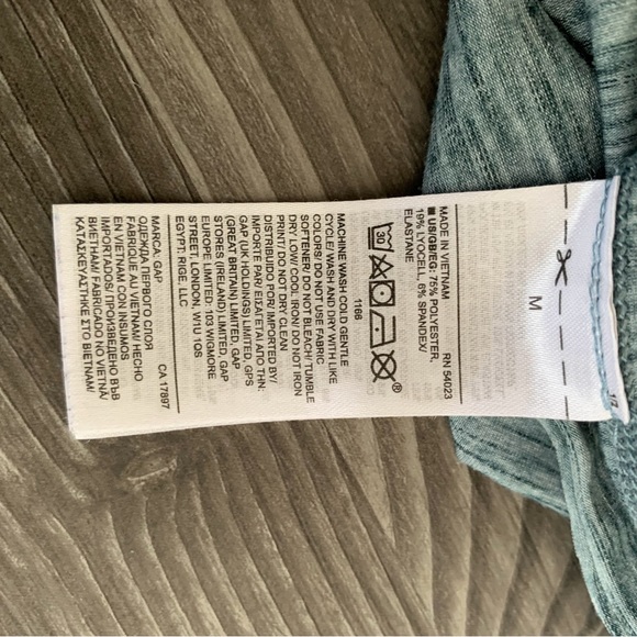 GapFit Breath V-Neck - Picture 5 of 7